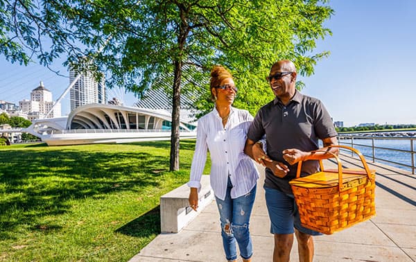 A couple enjoying the beautiful Milwaukee lakefront.